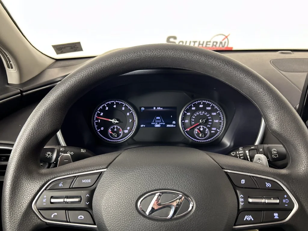 Used 2023 White Hyundai SE image 13