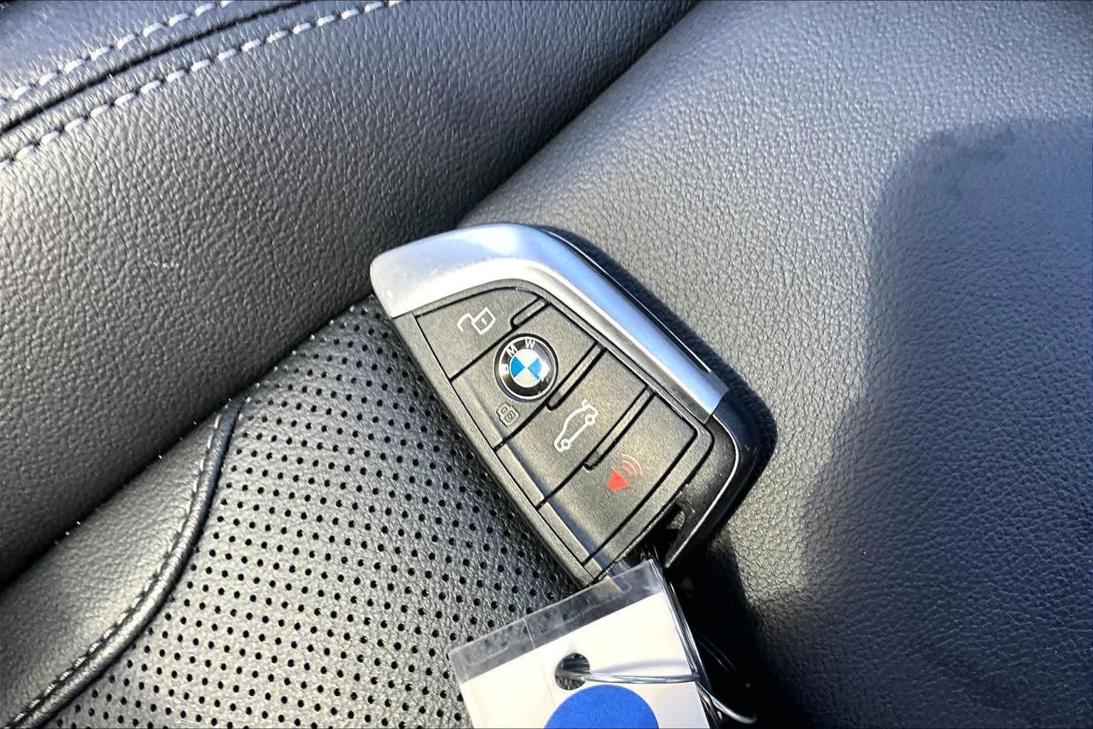 Used 2022 Black Sapphire Metallic BMW sDrive30i image 14