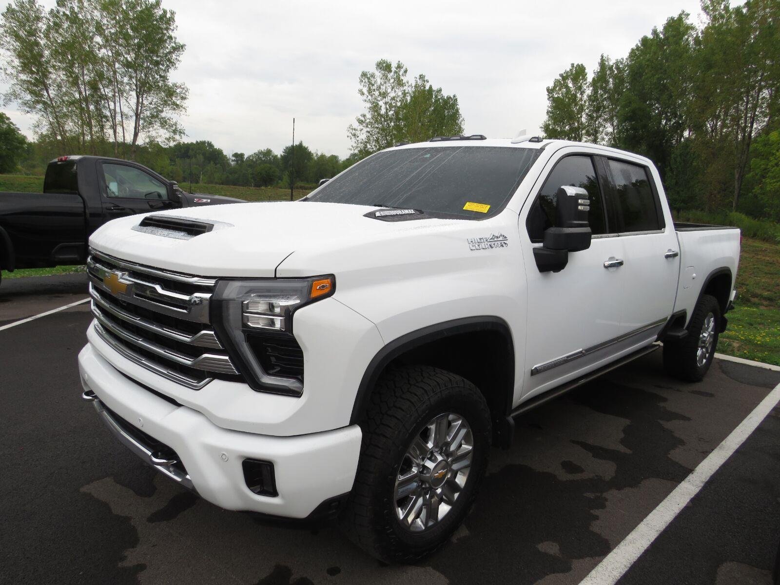Used 2024 Summit White Chevrolet High Country image 8