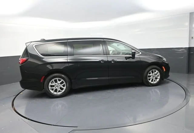 Used 2023 Black Chrysler Touring L image 10