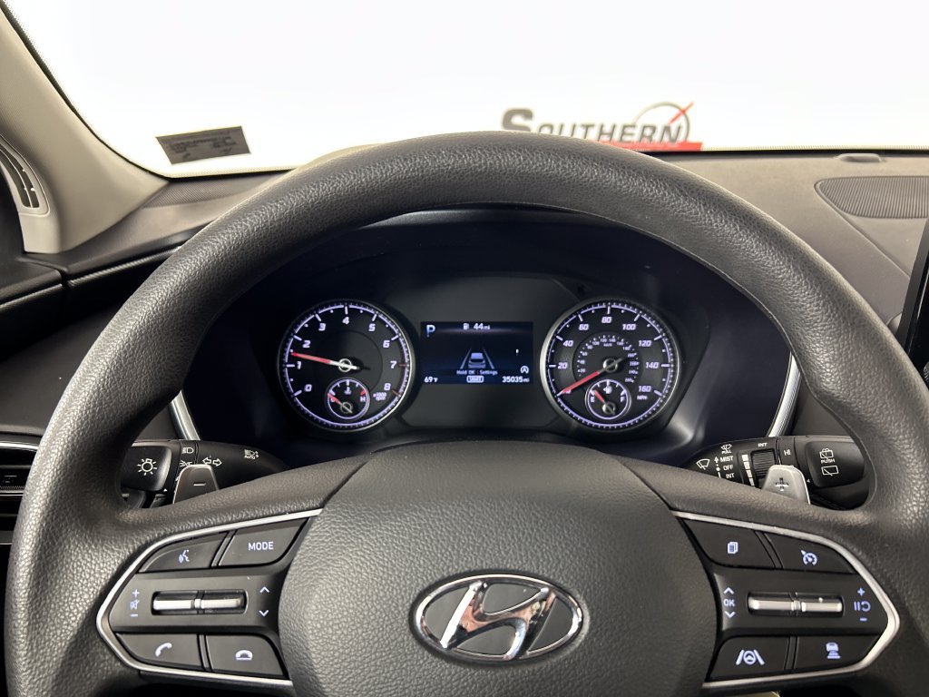 Used 2023 White Hyundai SE image 13