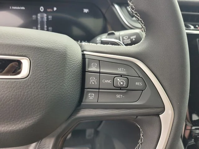 New 2025 Diamond Black Crystal Pearl-Coat Exterior Paint Jeep Laredo X image 29