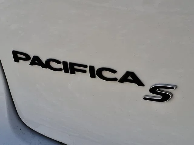 Used 2025  Chrysler Limited image 28