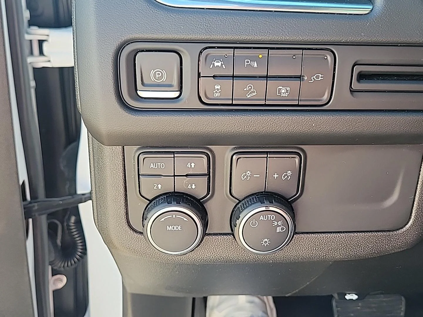 Used 2022 Summit White Chevrolet Z71 image 9