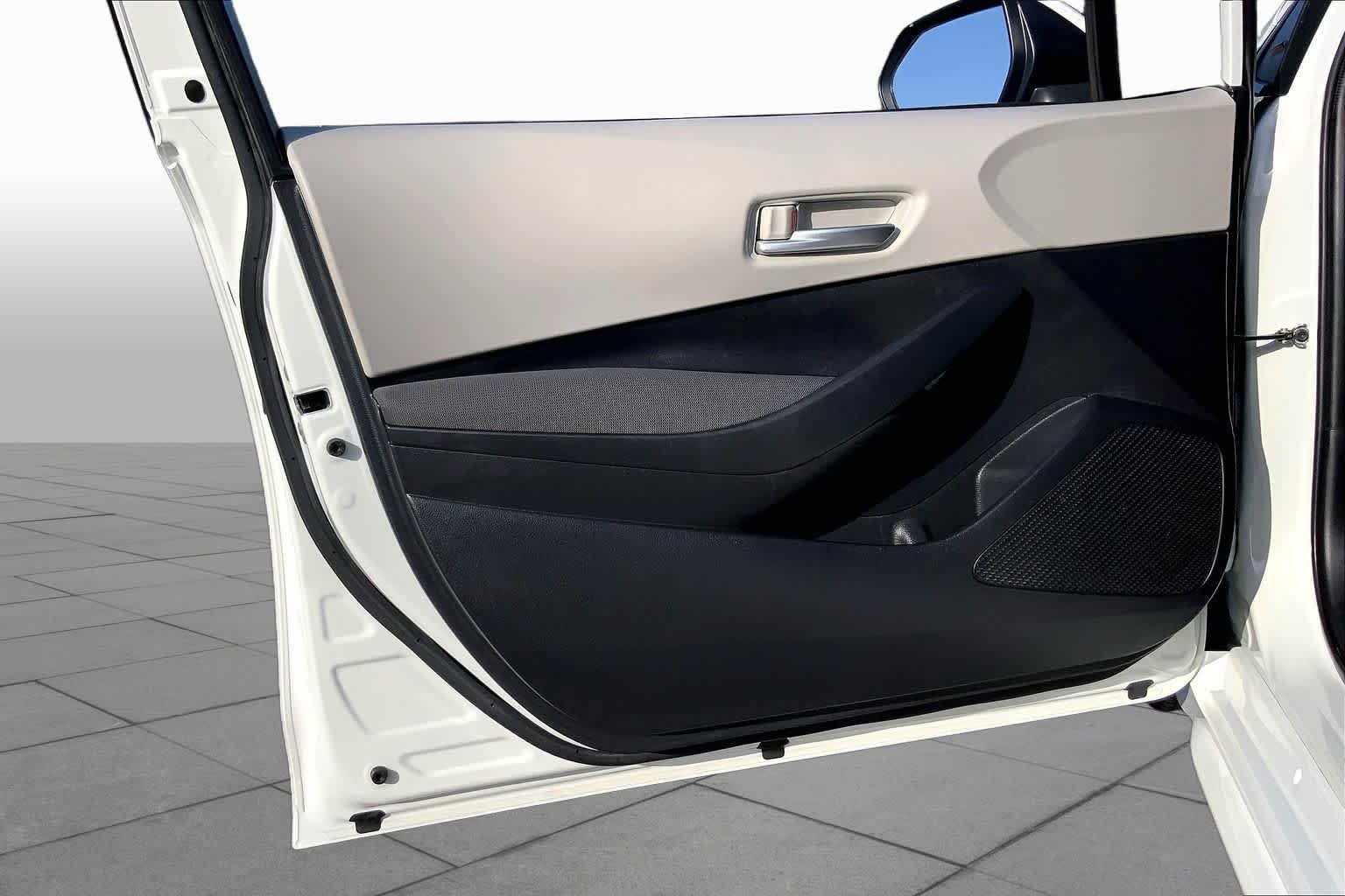 Used 2020 Super White Toyota Hybrid LE image 21