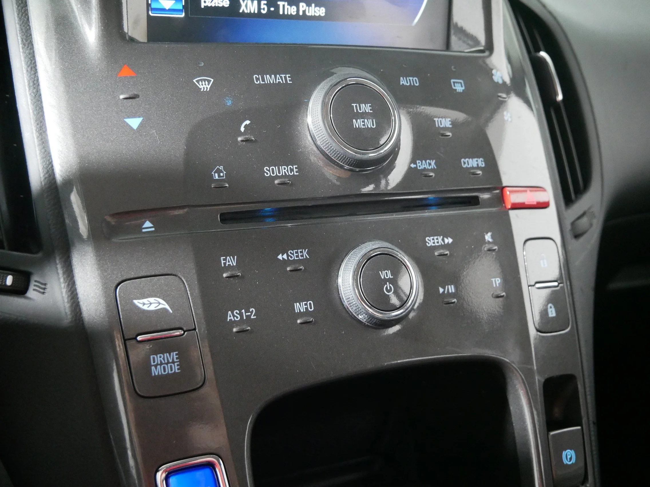 Used 2015 Silver Ice Metallic Chevrolet  image 23