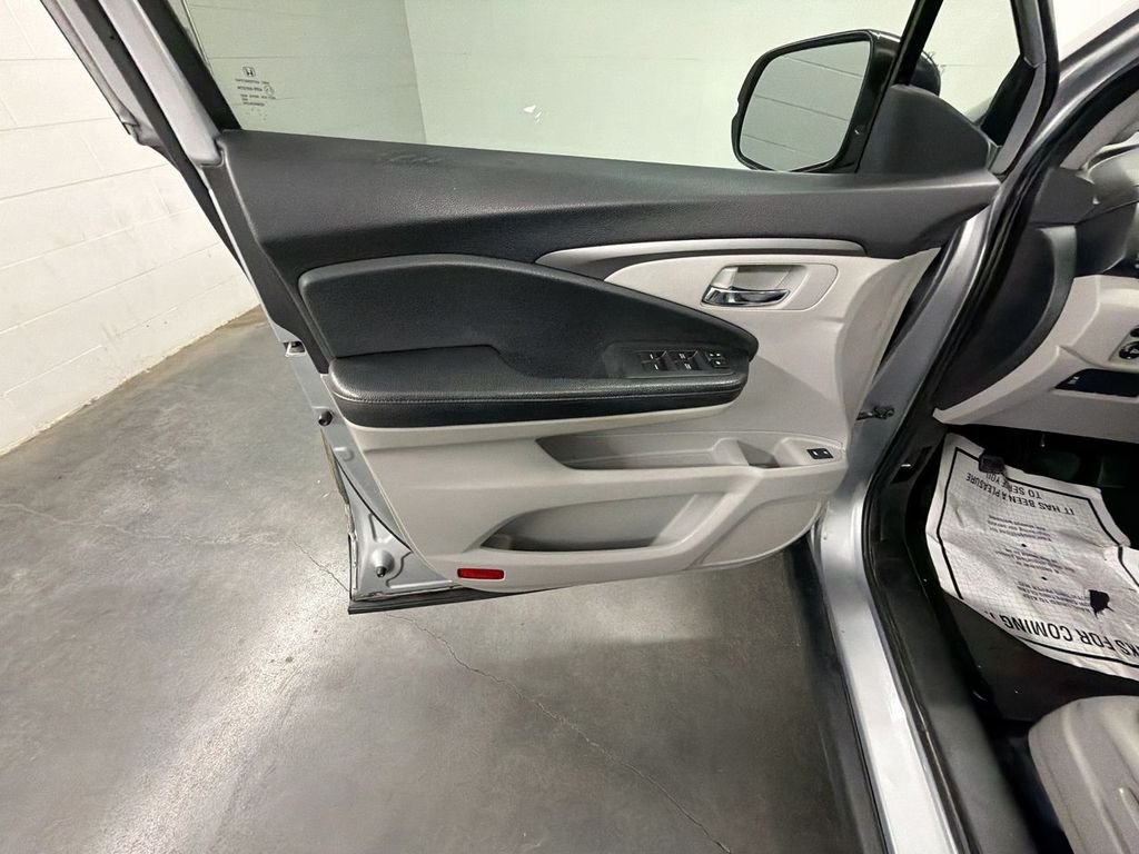 Used 2017 Lunar Silver Metallic Honda EX-L image 22