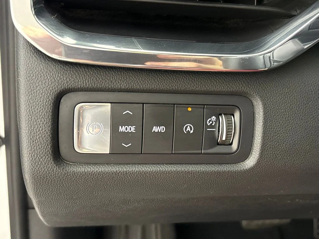 Used 2024 White GMC Elevation image 35