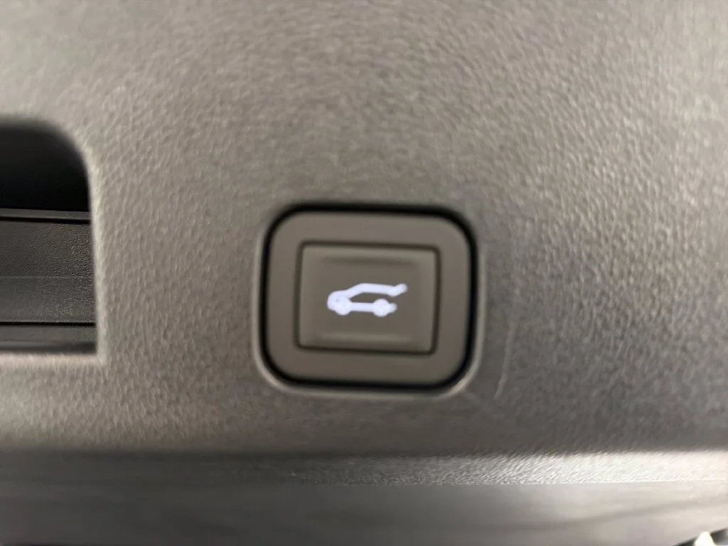 New 2026 Summit White GMC Elevation image 9