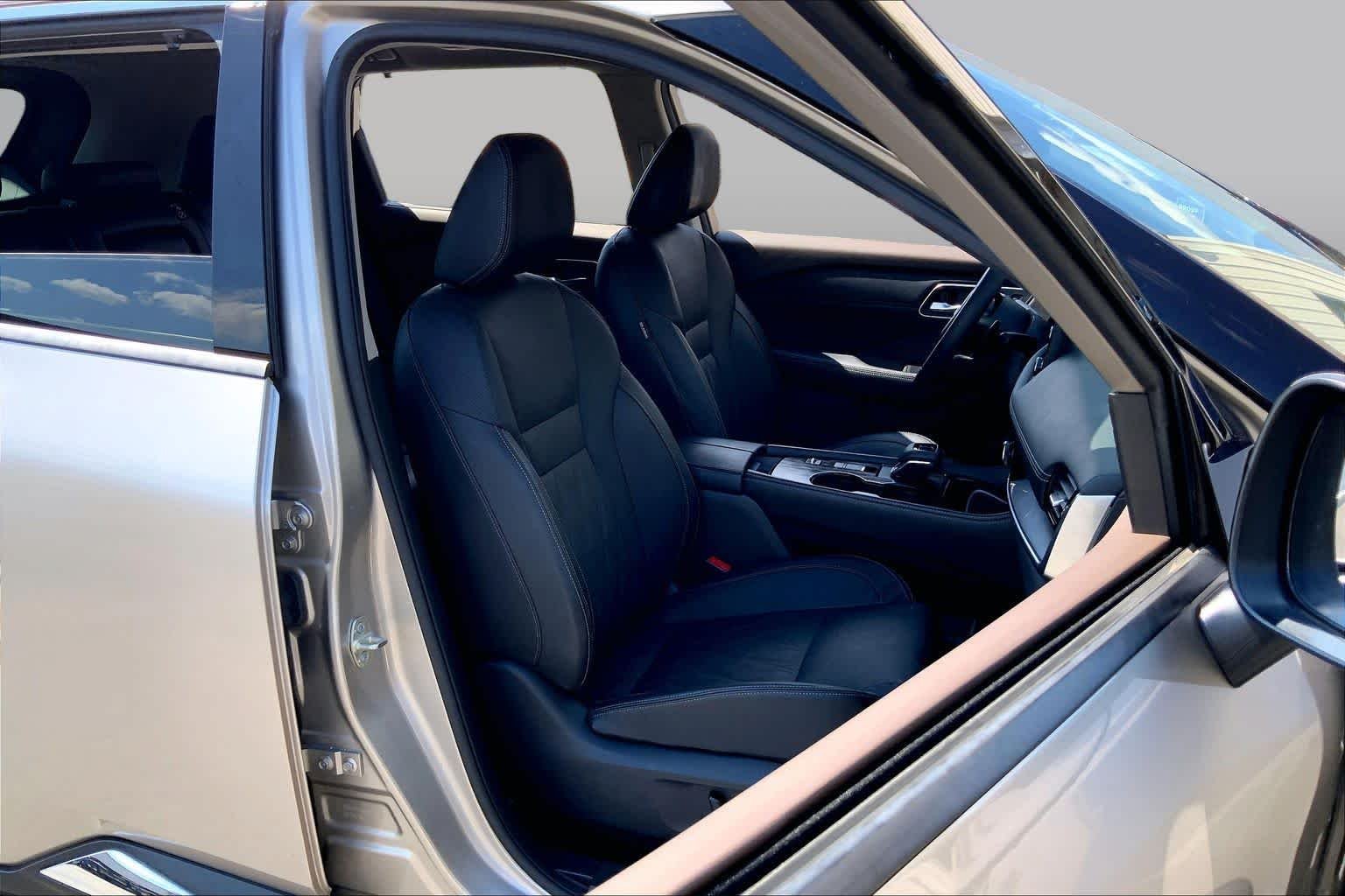 Used 2023 Champagne Silver Metallic Nissan Platinum image 9