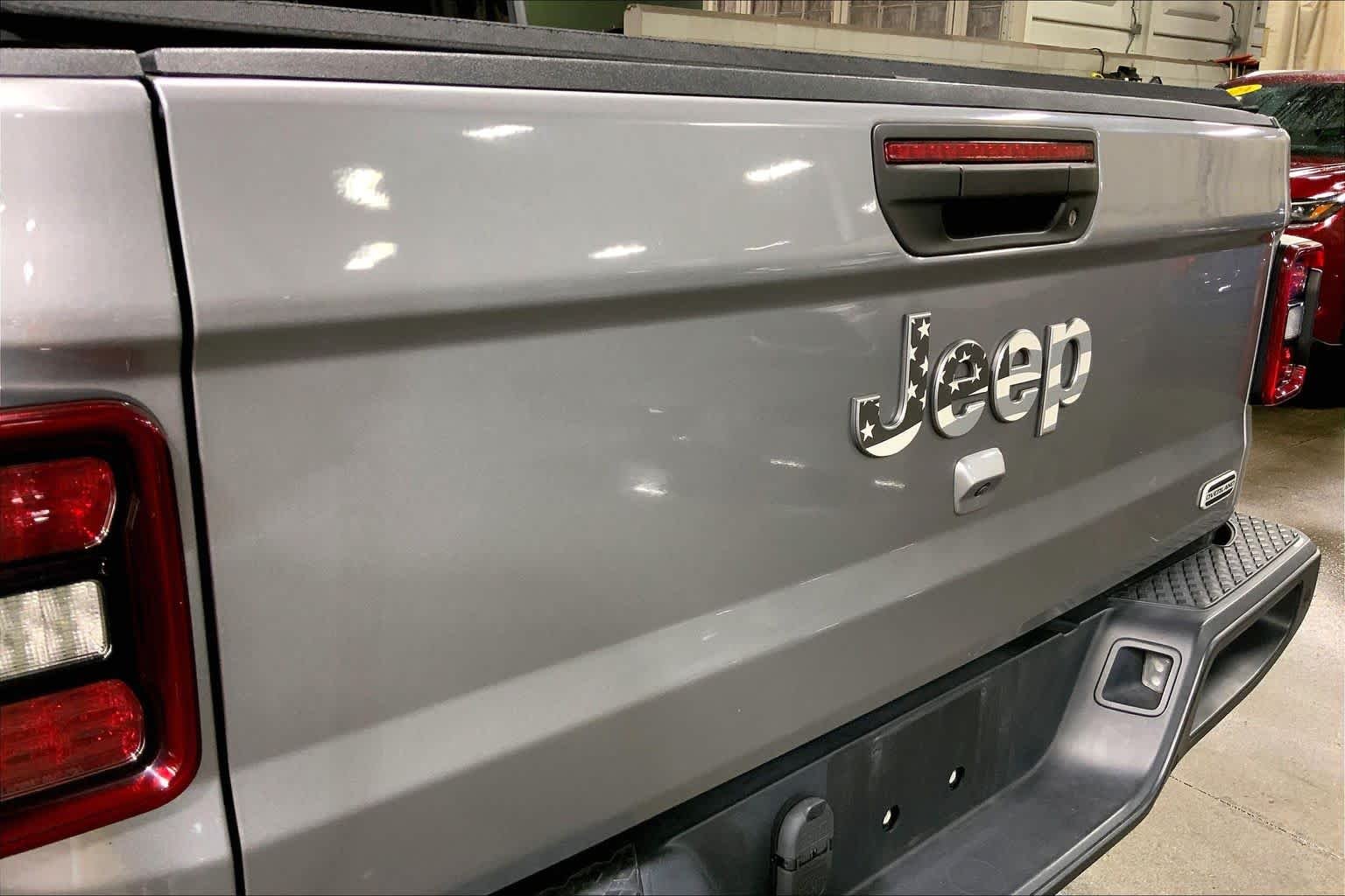 Used 2020 Billet Silver Metallic Clearcoat Jeep Overland image 31