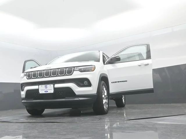 Certified Used 2022 Bright White Clearcoat Jeep Latitude Lux image 32
