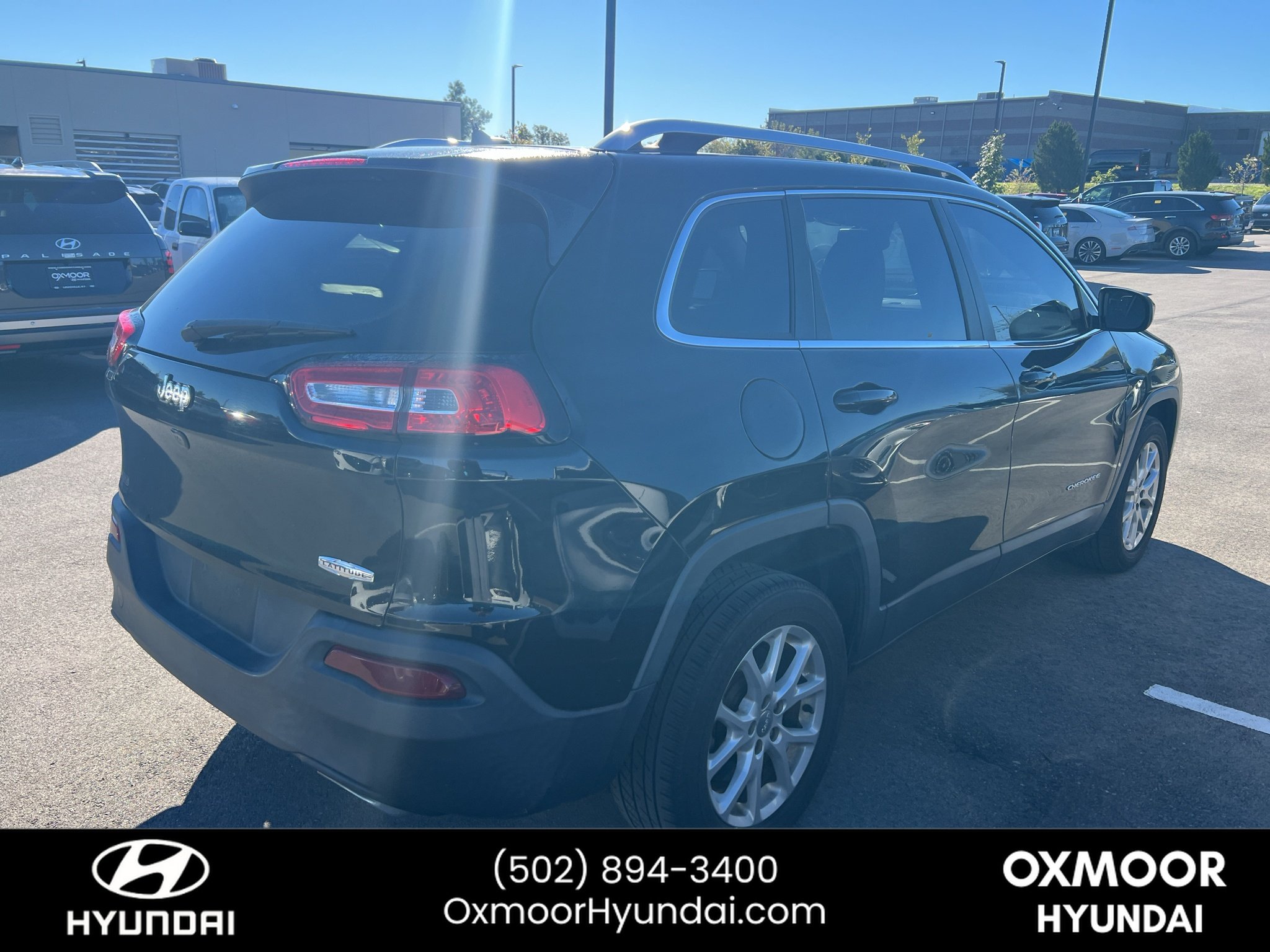 Used 2017 Diamond Black Crystal Pearlcoat Jeep Latitude image 16