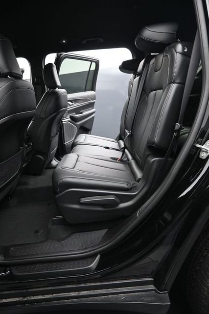 New 2026 Diamond Black Crystal Pearl-Coat Exterior Paint Jeep Limited image 10