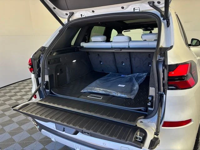 New 2026 Mineral White Metallic BMW xDrive40i image 36