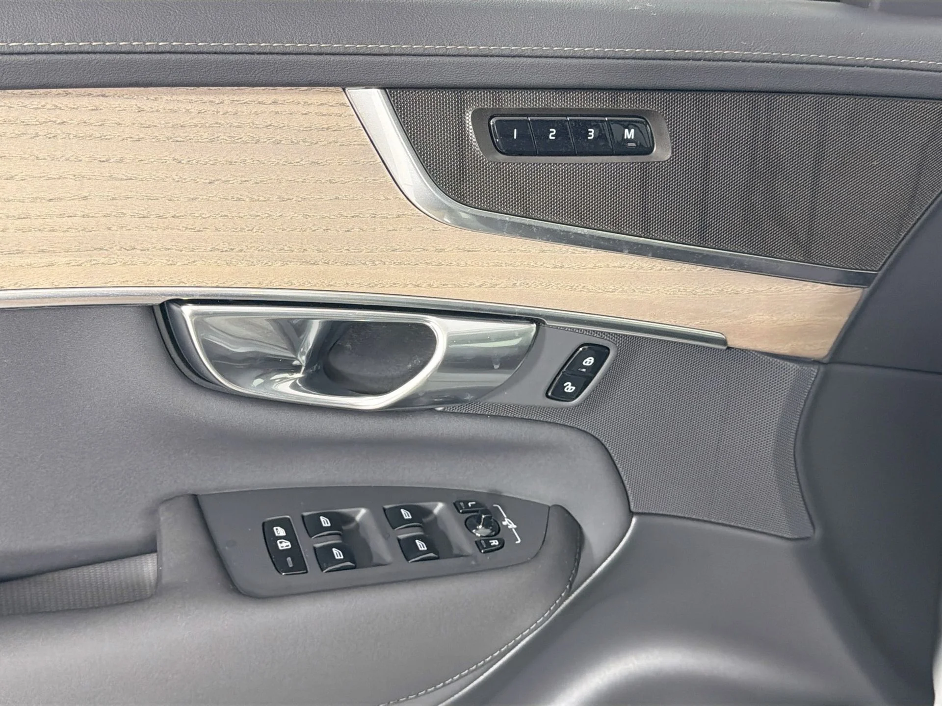 New 2026 Vapour Grey Volvo Core image 18