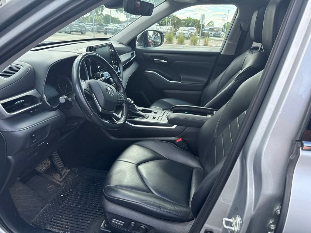 Used 2020 Silver Toyota XLE image 6