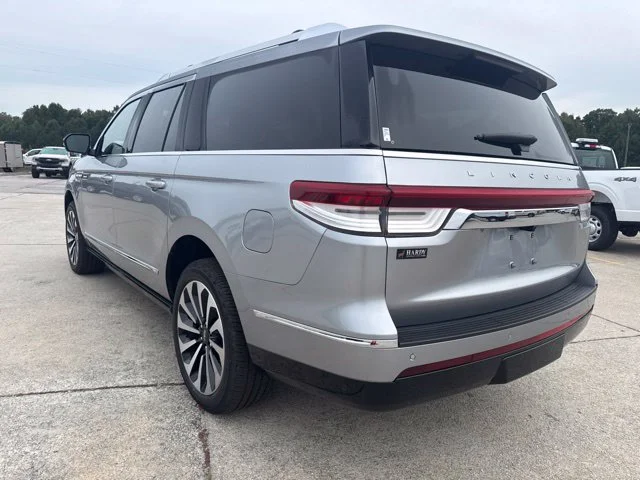 Used 2023 Silver Lincoln Reserve image 3