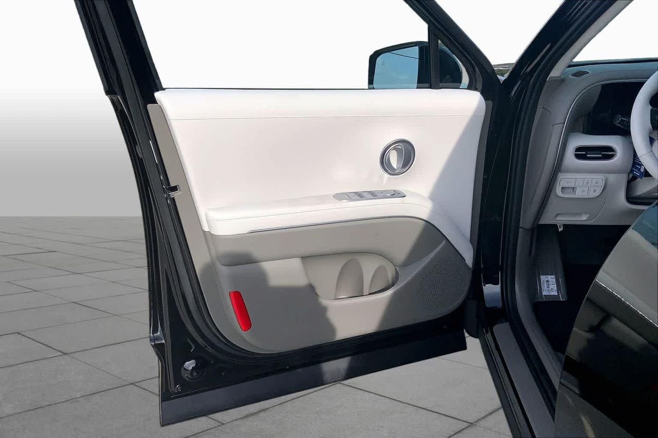 New 2026 Abyss Black Pearl Hyundai SE FWD image 10