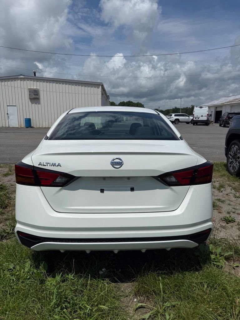 Used 2022 Glacier White Nissan 2.5 S image 7