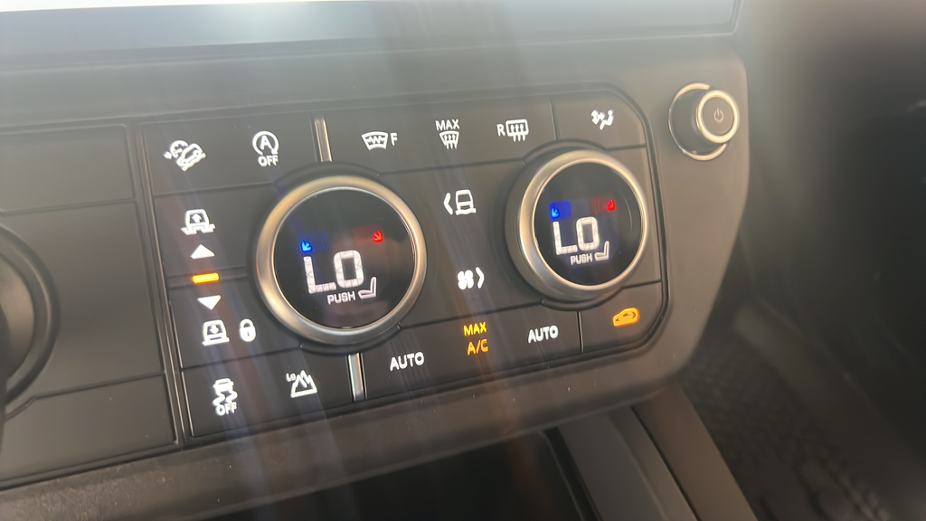 2026 Land Rover Defender X-Dynamic SE - Photo 32