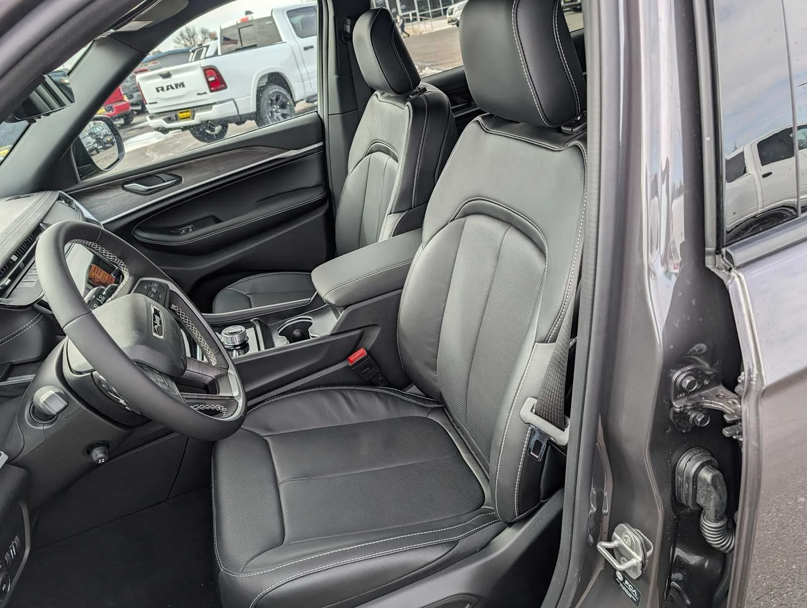 New 2026 Baltic Gray Metallic Clear-Coat Exterior Paint Jeep Limited Reserve image 9