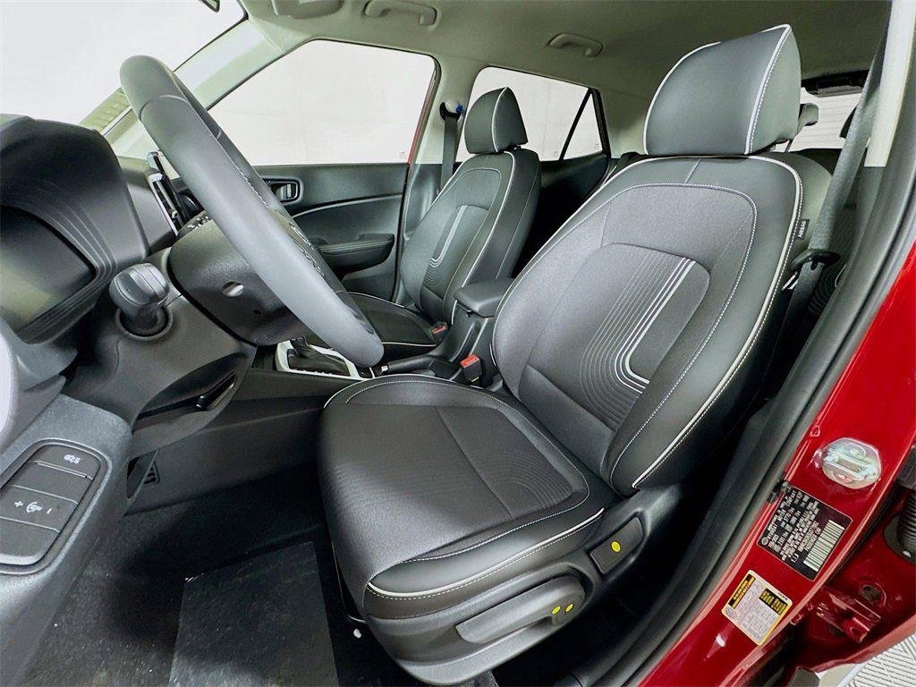 2025 Hyundai Venue Limited - Photo 13