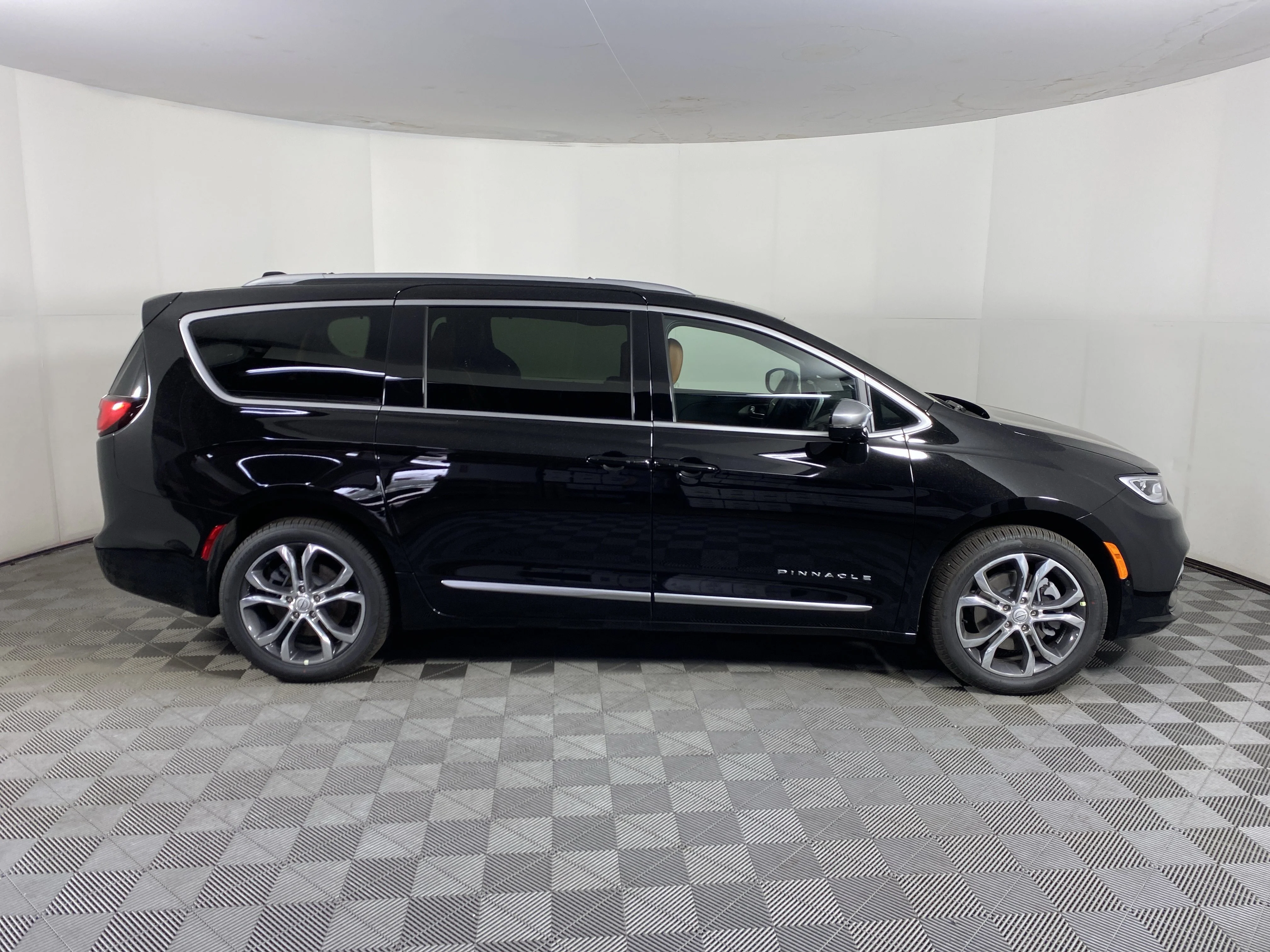 New 2026 Diamond Black Crystal Pearl-Coat Exterior Paint Chrysler Pinnacle image 6