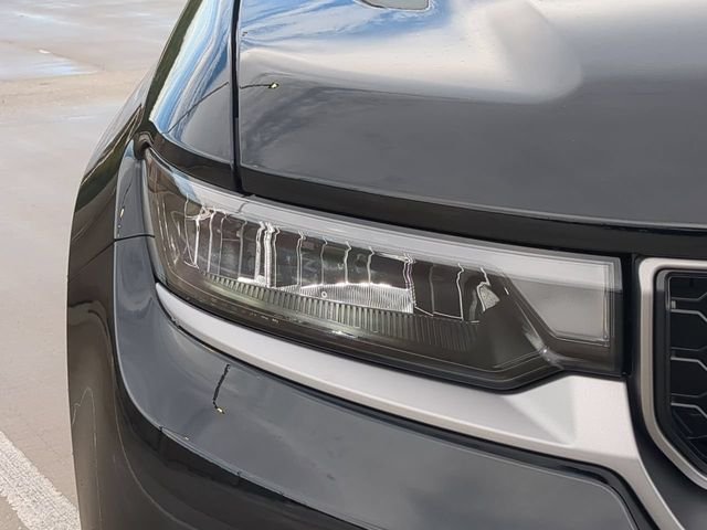 New 2027 High-Gloss Black Paint Jeep Limited image 10