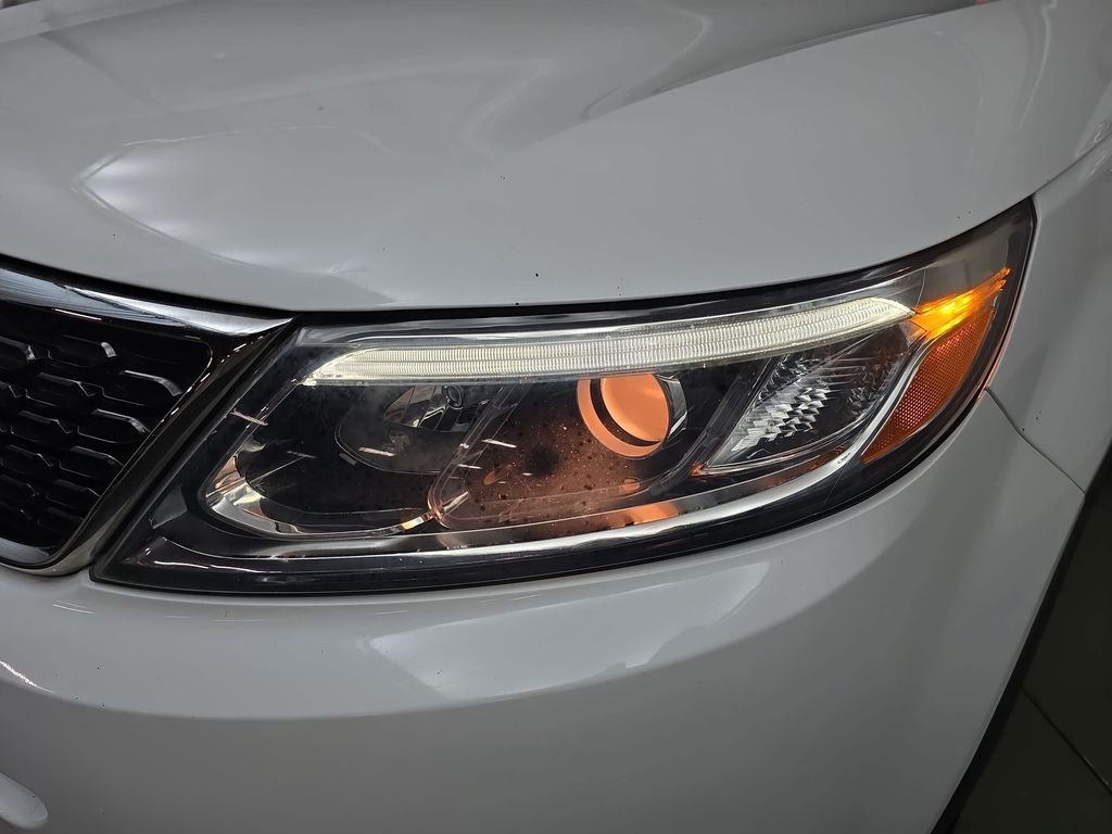 Used 2015 Snow White Pearl Kia LX image 30