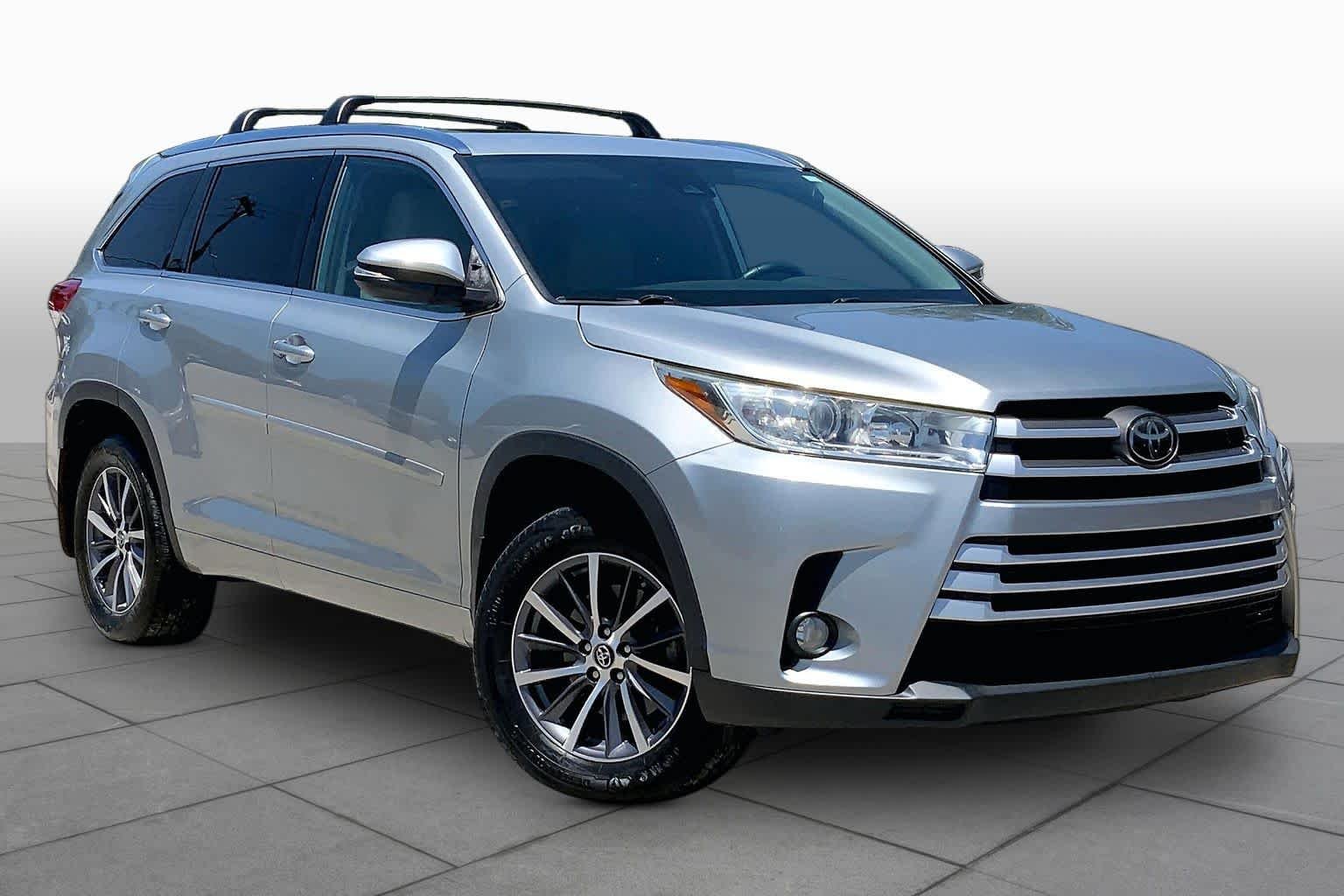 Used 2018 Celestial Silver Metallic Toyota XLE image 3