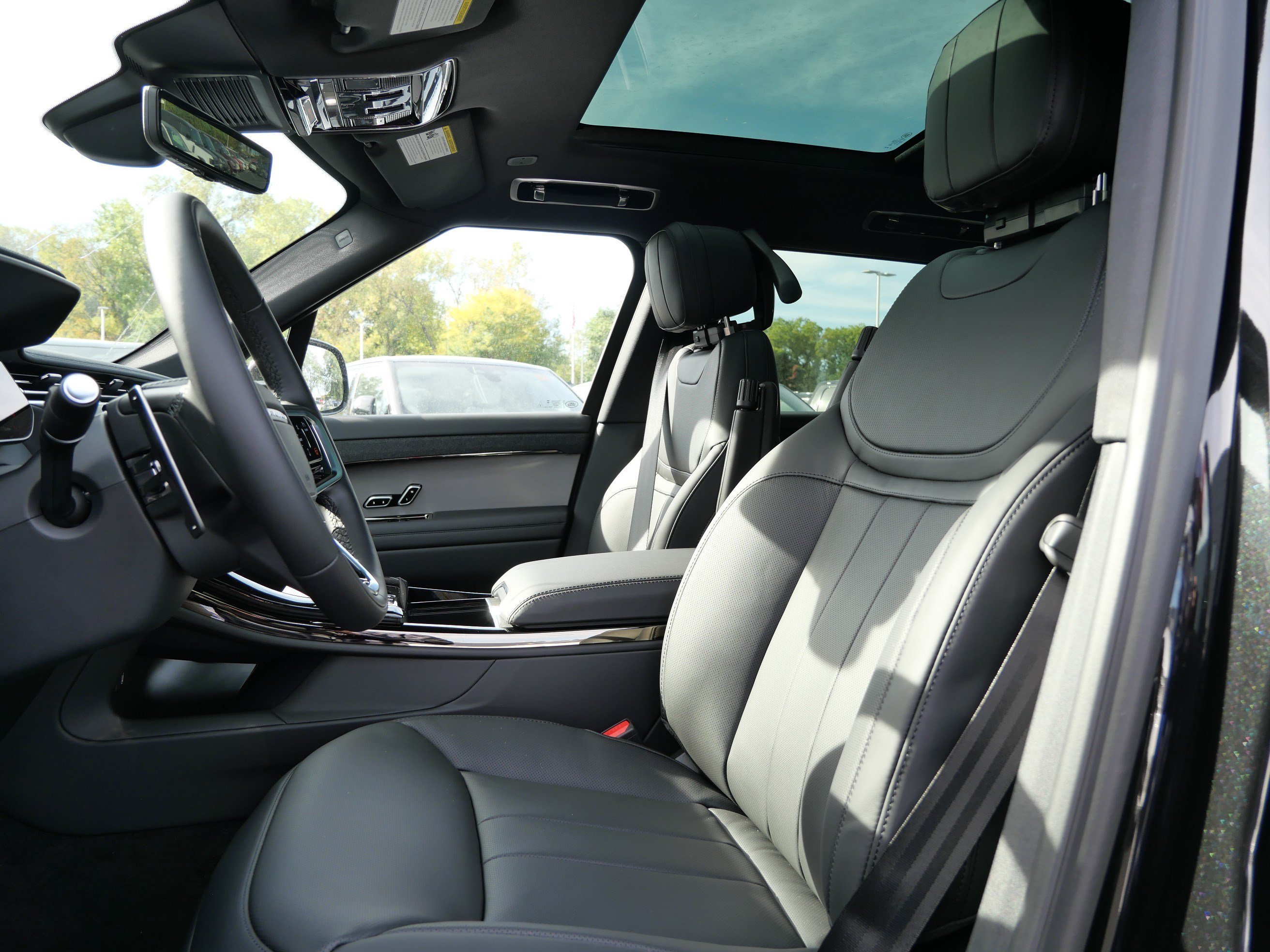 New 2027 Santorini Black LAND ROVER SE image 13