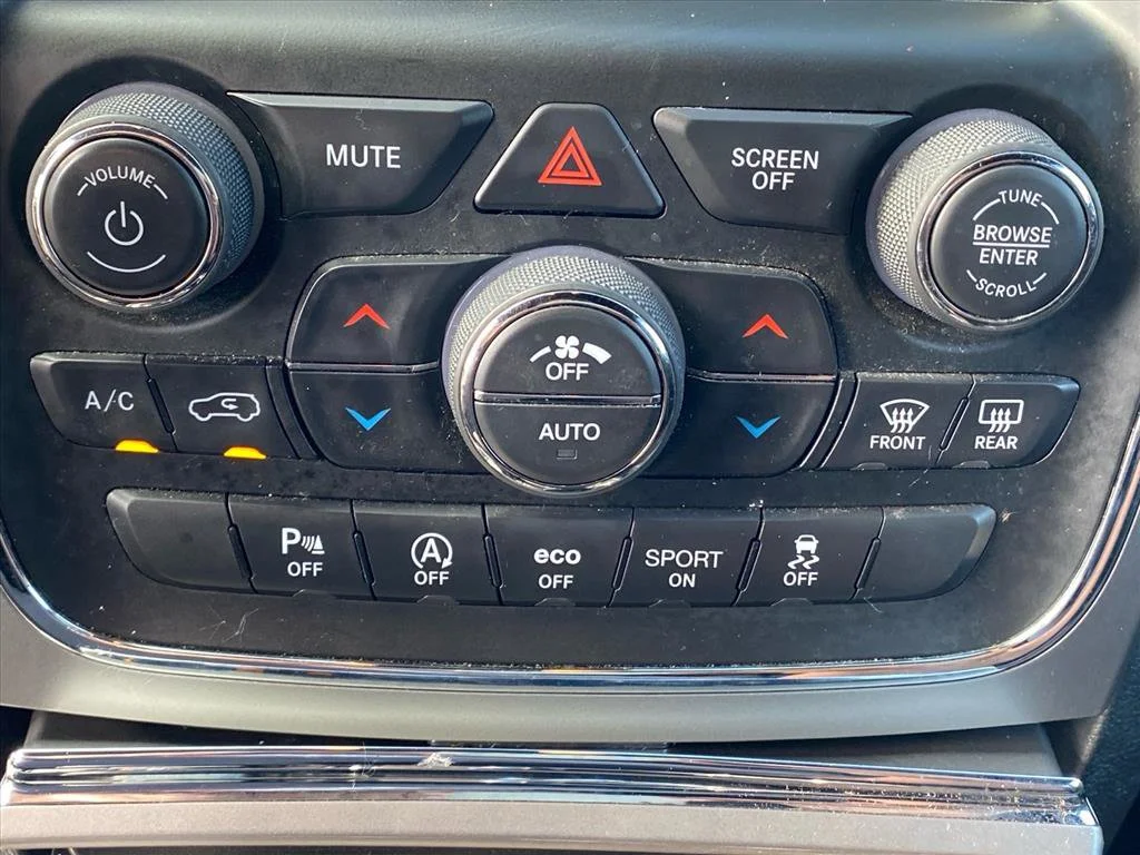 Used 2018 Rhino Clearcoat Jeep Altitude image 14