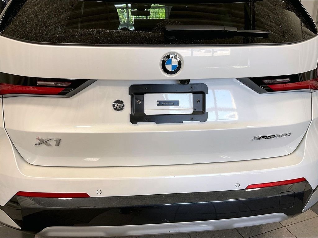 Used 2025 White BMW xDrive28i image 28