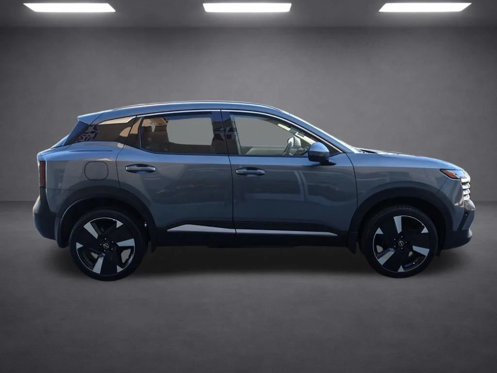 Used 2025 Gray Nissan SR image 2