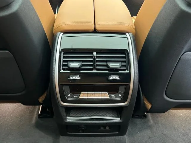 New 2026 Carbon Black Metallic BMW xDrive50e image 9