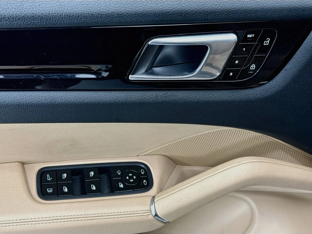 Used 2019  Porsche Base image 22