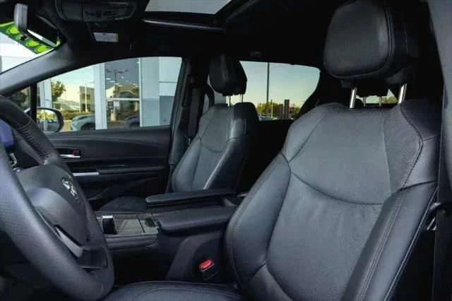 Certified Used 2025 WIND CHILL PEARL Toyota  image 11