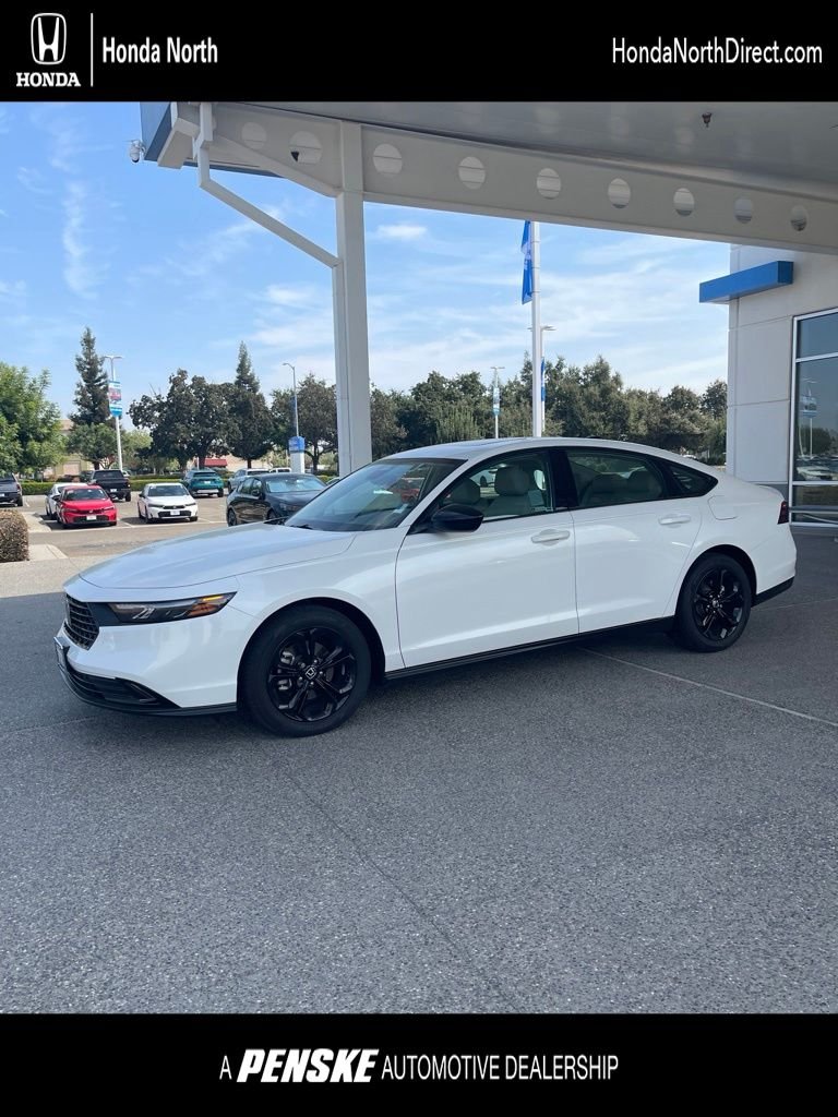 Certified Used 2025 Platinum White Pearl Honda SE image 1