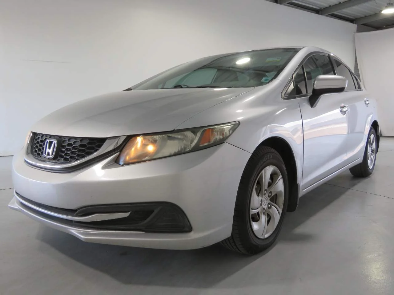 Used 2015 Alabaster Silver Metallic Honda LX image 1