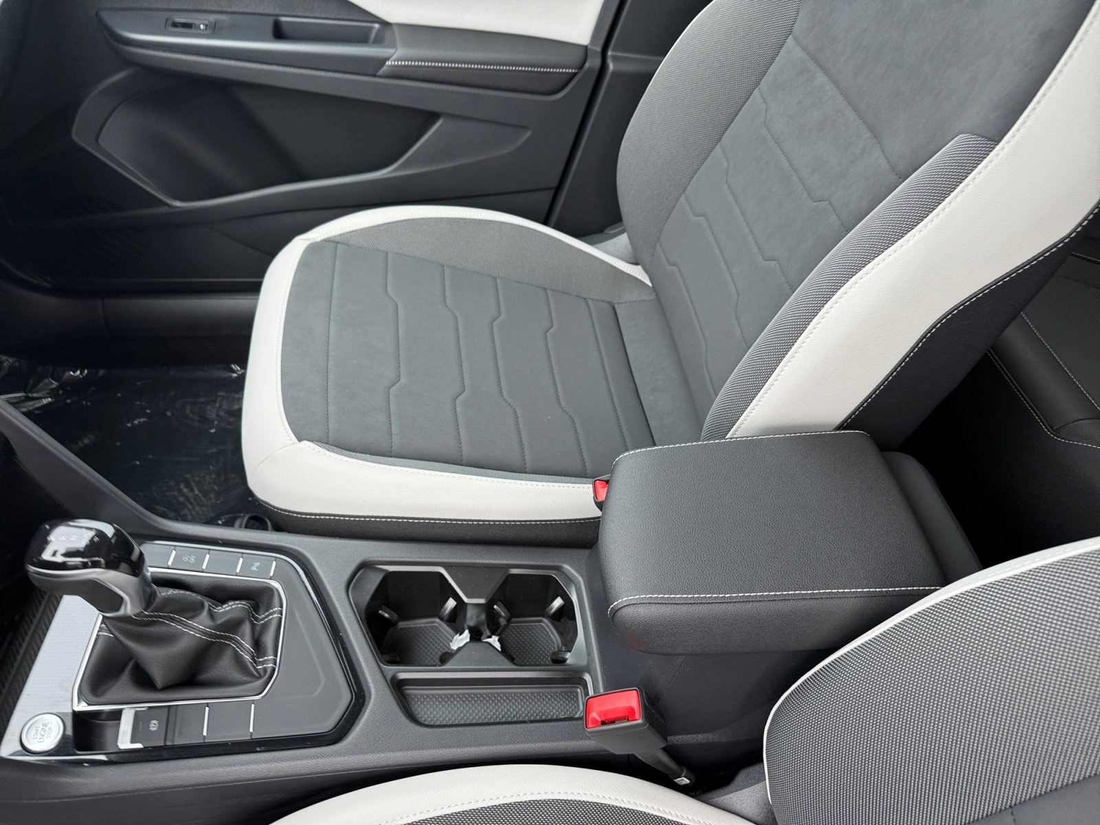 New 2026 Black Pearl Volkswagen SE image 14