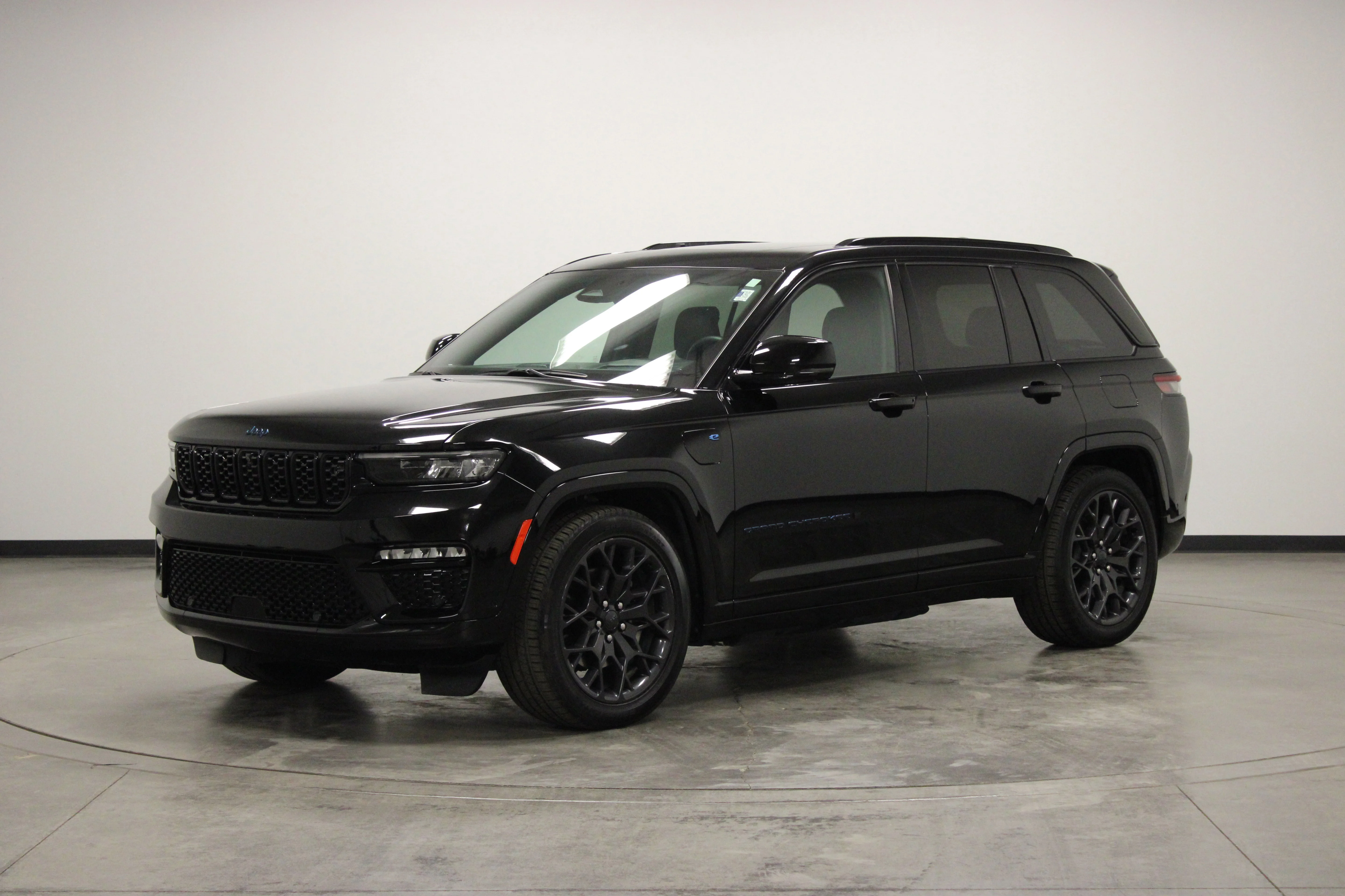 Used 2023 Diamond Black Crystal Pearlcoat Jeep Summit Reserve 4xe image 4