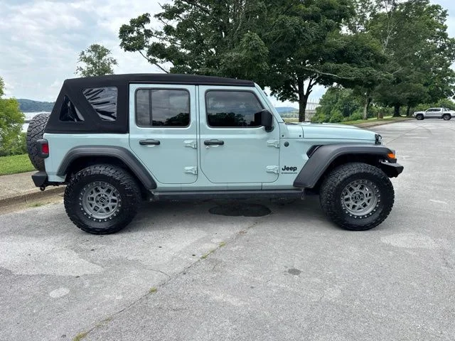 Used 2024  Jeep Sport S image 8