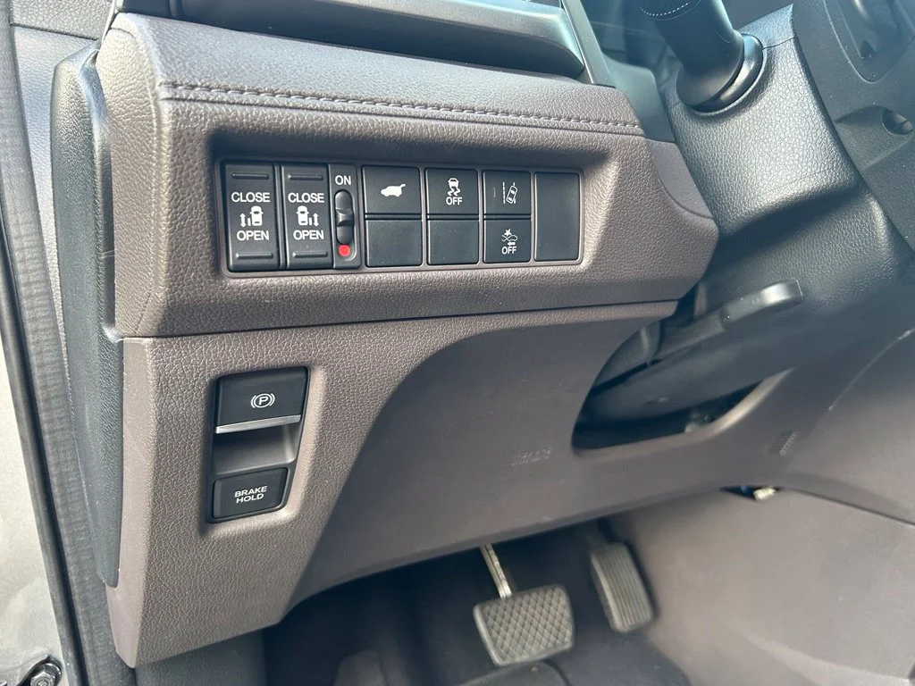 Used 2018 Silver Honda EX-L image 17