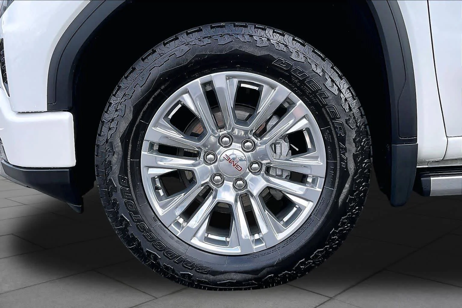 Used 2023 White Frost Tricoat GMC Denali image 11