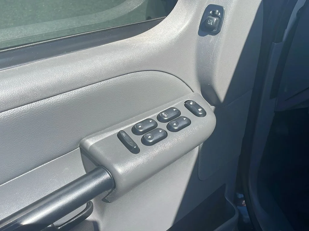 Used 2005  Ford Adrenalin image 11