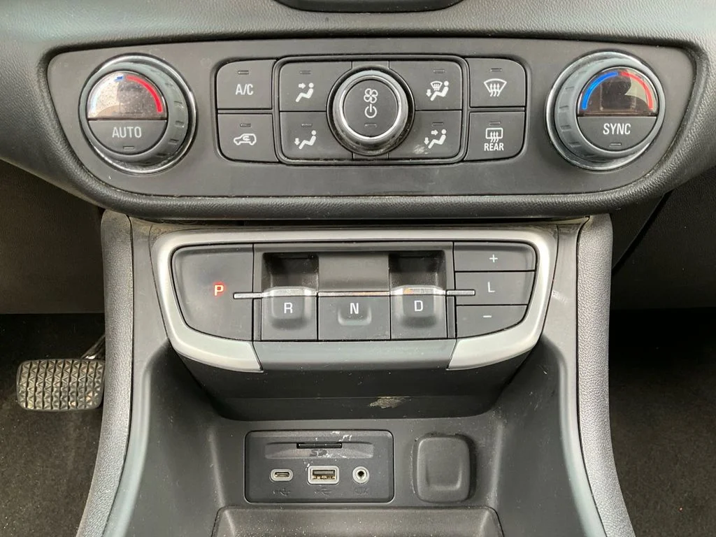 Used 2023 White GMC SLE image 23