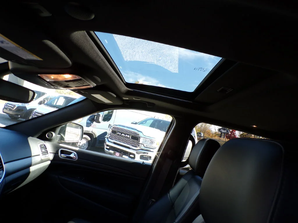 Used 2022 Gray Jeep Laredo X image 9