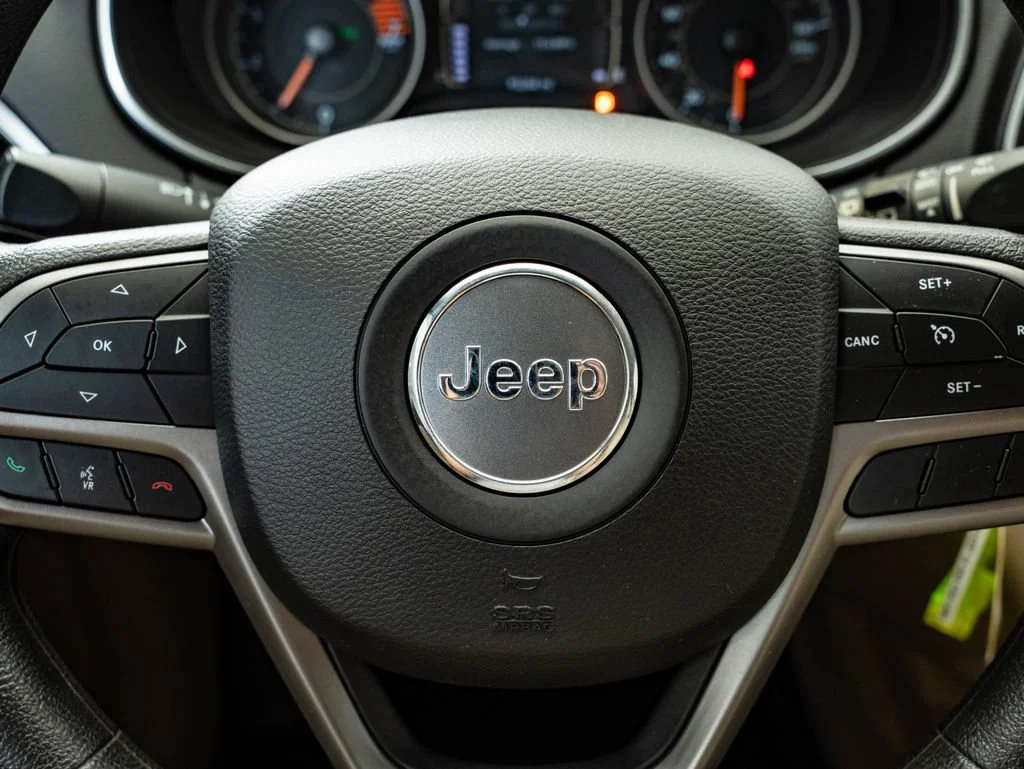 Used 2019 Bright White Clear Coat Jeep Latitude image 29