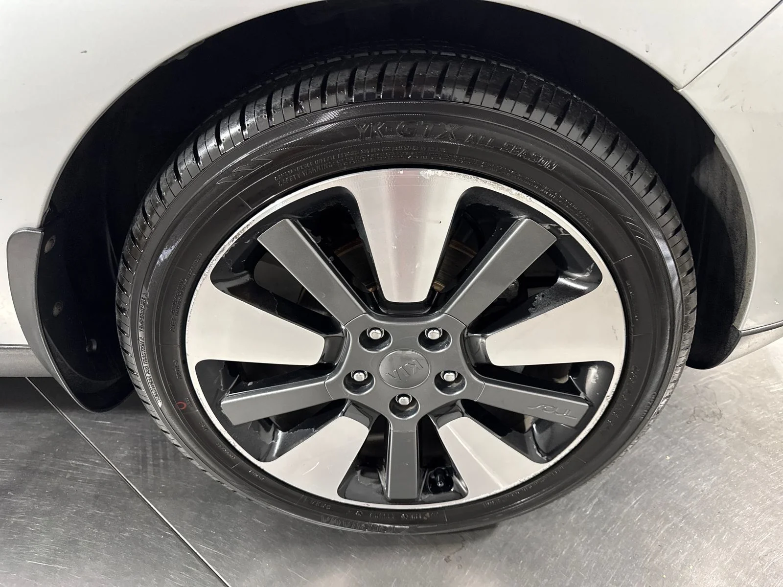 Used 2014 Bright Silver Kia Exclaim image 14